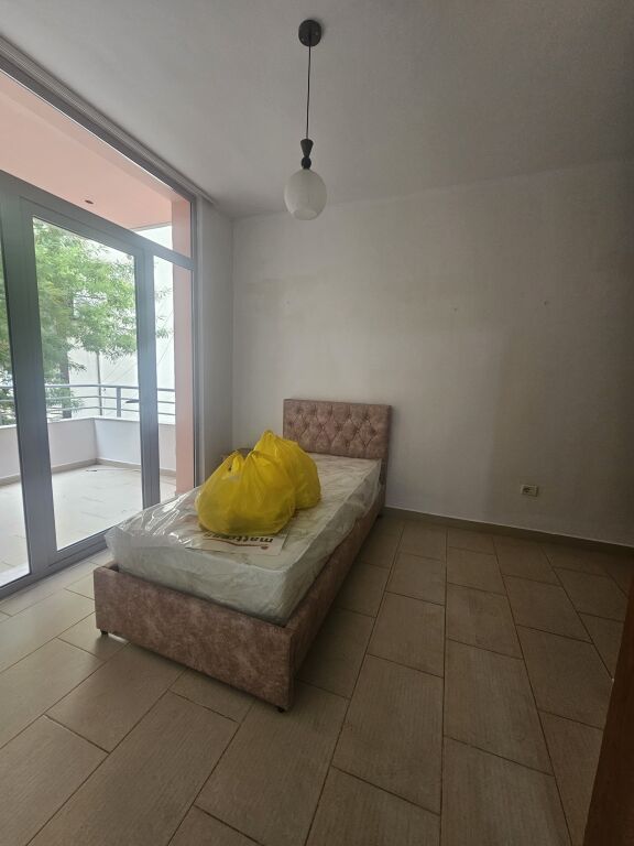 Zona di Fresku, appartamento arredato 2+1 in affitto, 50.000 lekë