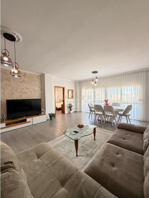 Apartament 3+1+2 Tualete + 2 Ballkone Me Qira në Qender te Durrësit - 1100€ | 150 m²
