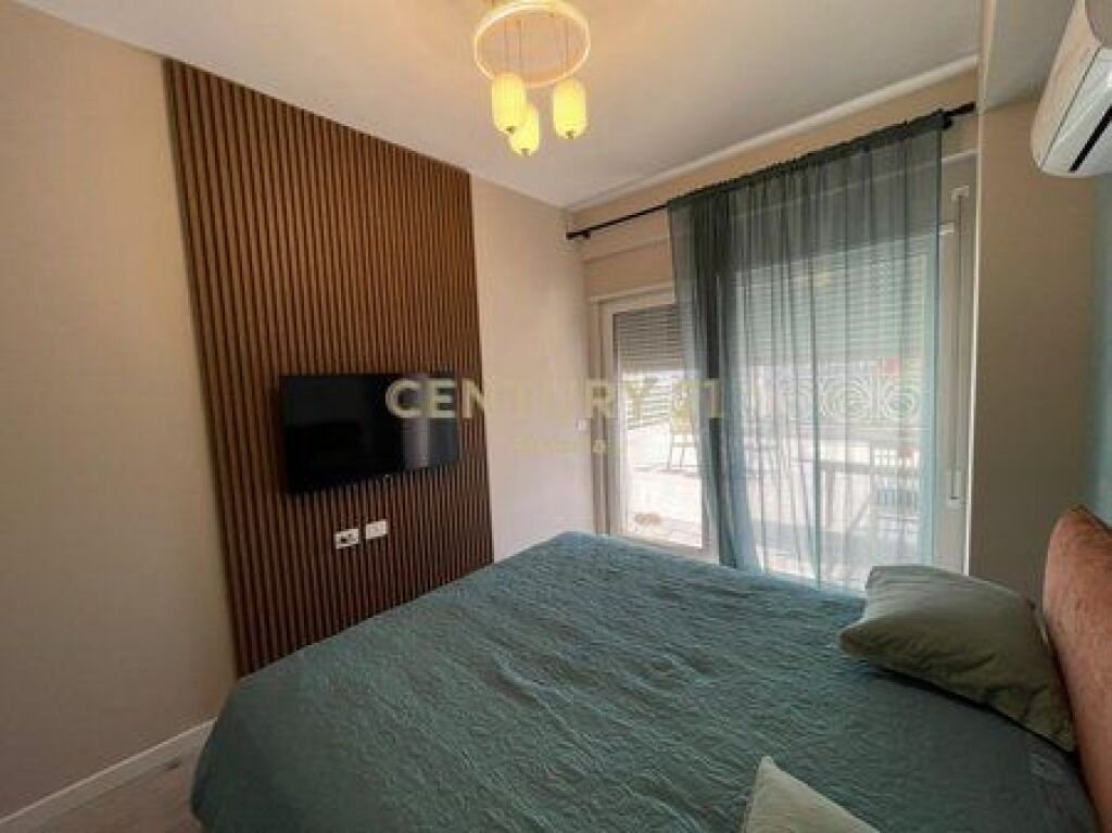   IN AFFITTO, TRIPLEX DI LUSSO 3+1+3 CON VERANDA, CON POSTO AUTO, RESIDENZA “KODRA E DIELLIT 2”