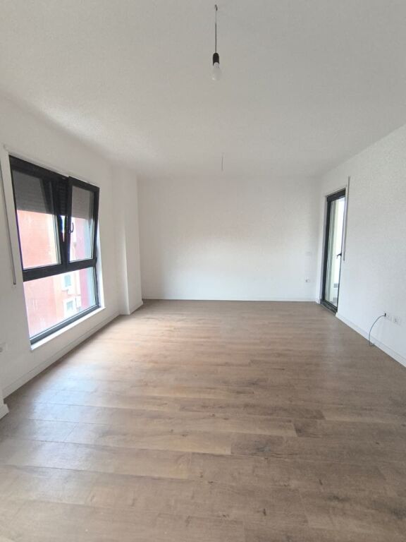 Apartament 2+1+2 per shitje Komuna e Parisit  !