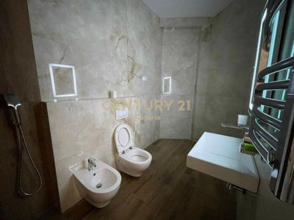   IN AFFITTO, TRIPLEX DI LUSSO 3+1+3 CON VERANDA, CON POSTO AUTO, RESIDENZA “KODRA E DIELLIT 2”