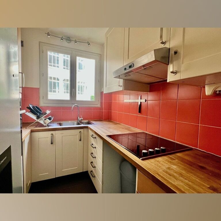 Tek Kristali/Komuna e Parisit, jepet me qera apartament 2+1.