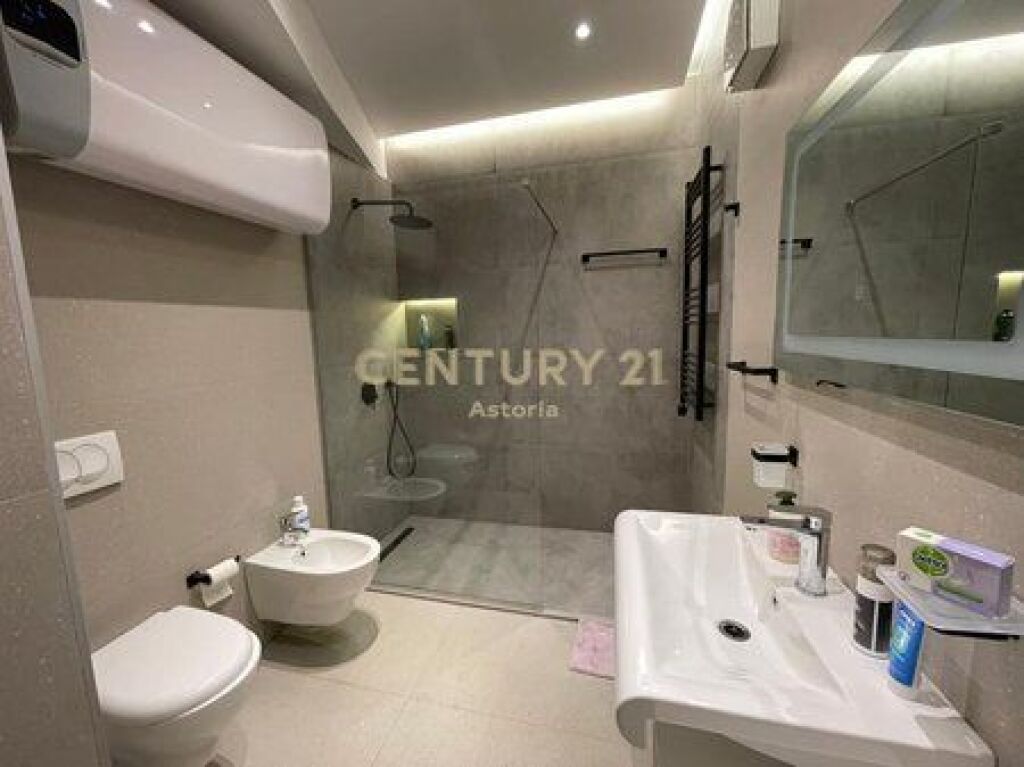   IN AFFITTO, TRIPLEX DI LUSSO 3+1+3 CON VERANDA, CON POSTO AUTO, RESIDENZA “KODRA E DIELLIT 2”
