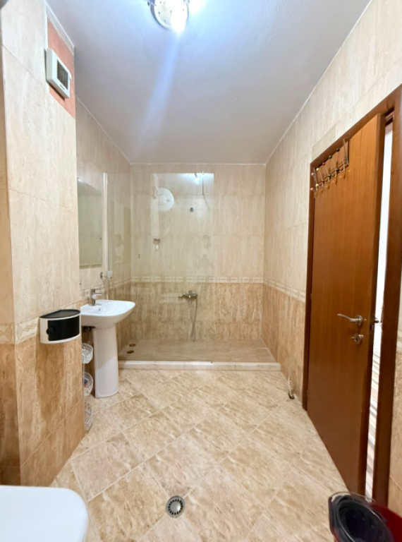 Apartament 2+1+2 per shitje tek komuna e parisit
