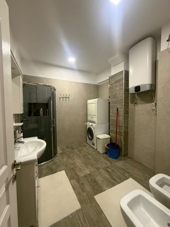 Shitet apartament 2+1+2 tek Rezidenca Golden Park , Rruga e Kavajes .