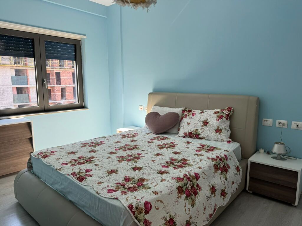 Jepet apartament 1+1 me qera ne zonen e Zogut te Zi prane Ring Center, Tirane. ID 5819