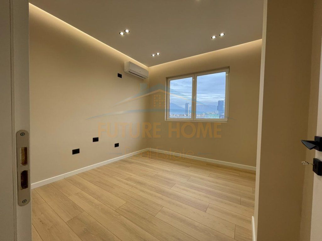 Shitet, Apartament 2+1, Mozaiku i Tiranës.