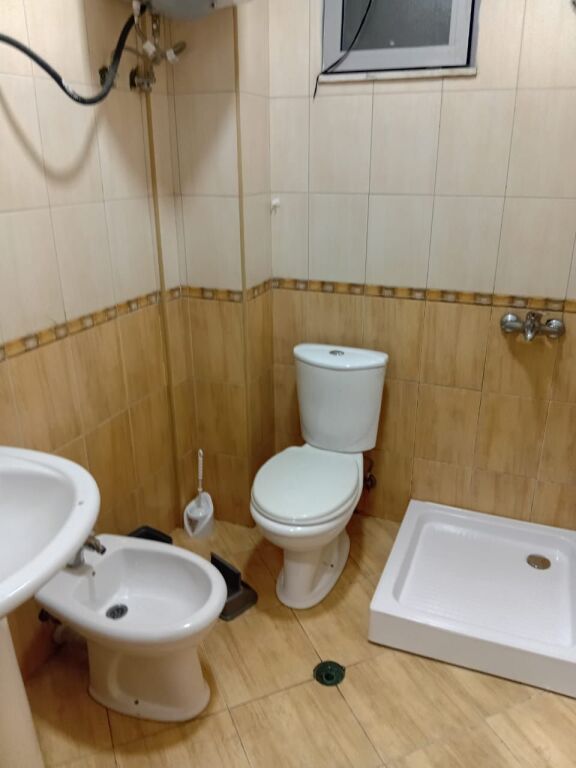 Zona di Fresku, appartamento arredato 2+1 in affitto, 50.000 lekë