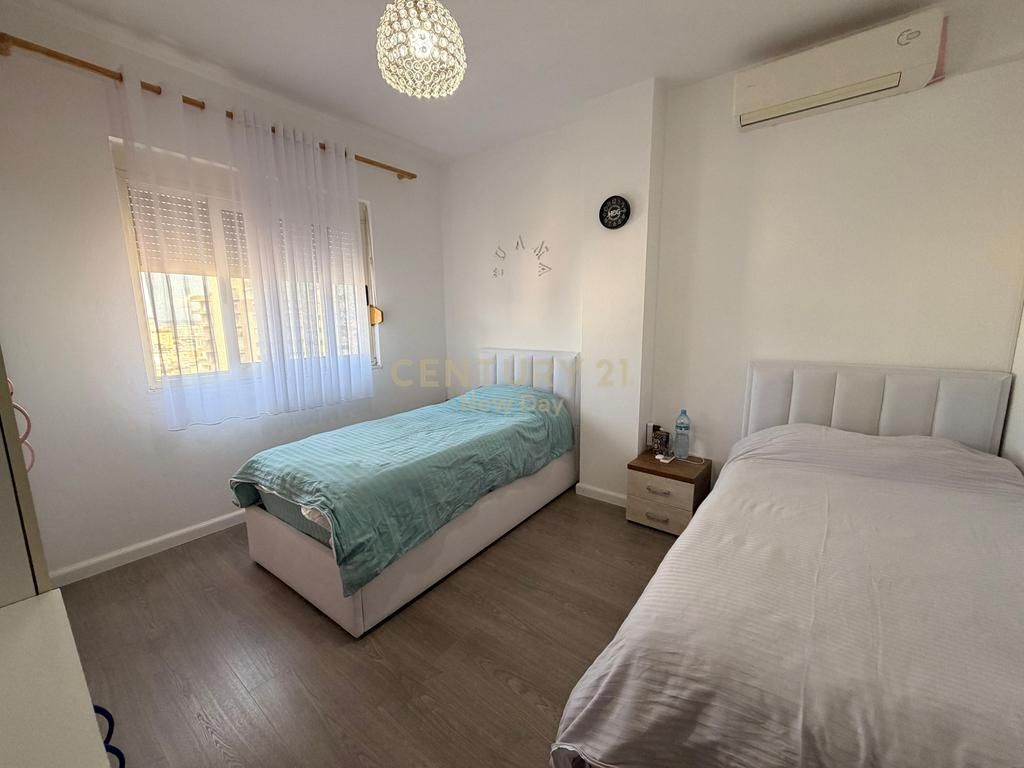 Apartament 3+1+2 Tualete + 2 Ballkone Me Qira në Qender te Durrësit - 1100€ | 150 m²
