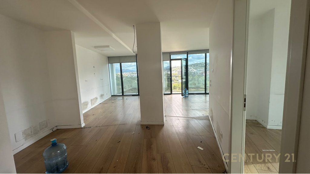 Ambient për Zyra + 2 Poste Parkimi me Qira tek Lake View, Liqeni i Tiranes