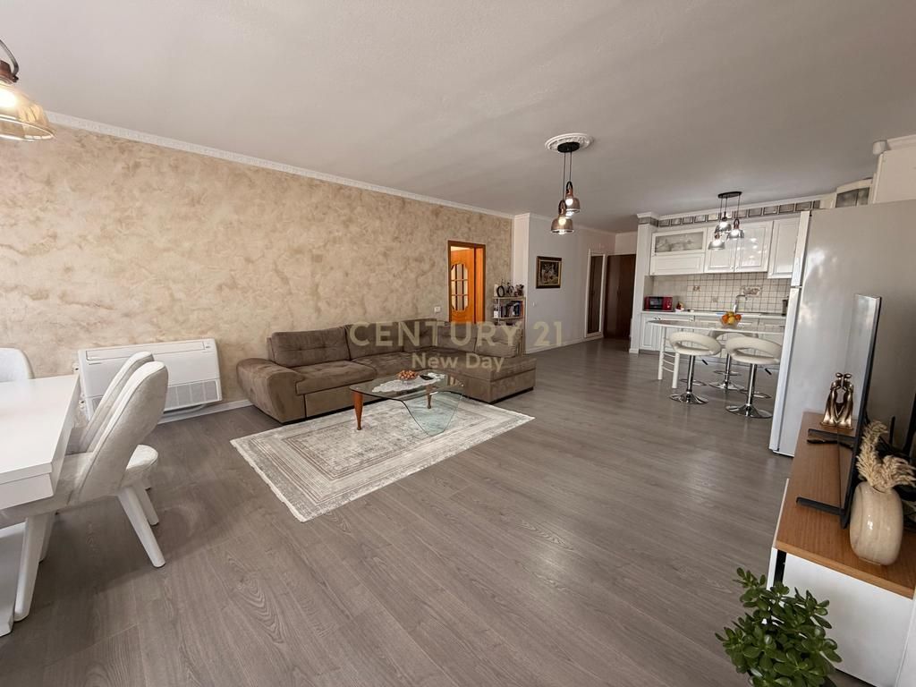Apartament 3+1+2 Tualete + 2 Ballkone Me Qira në Qender te Durrësit - 1100€ | 150 m²