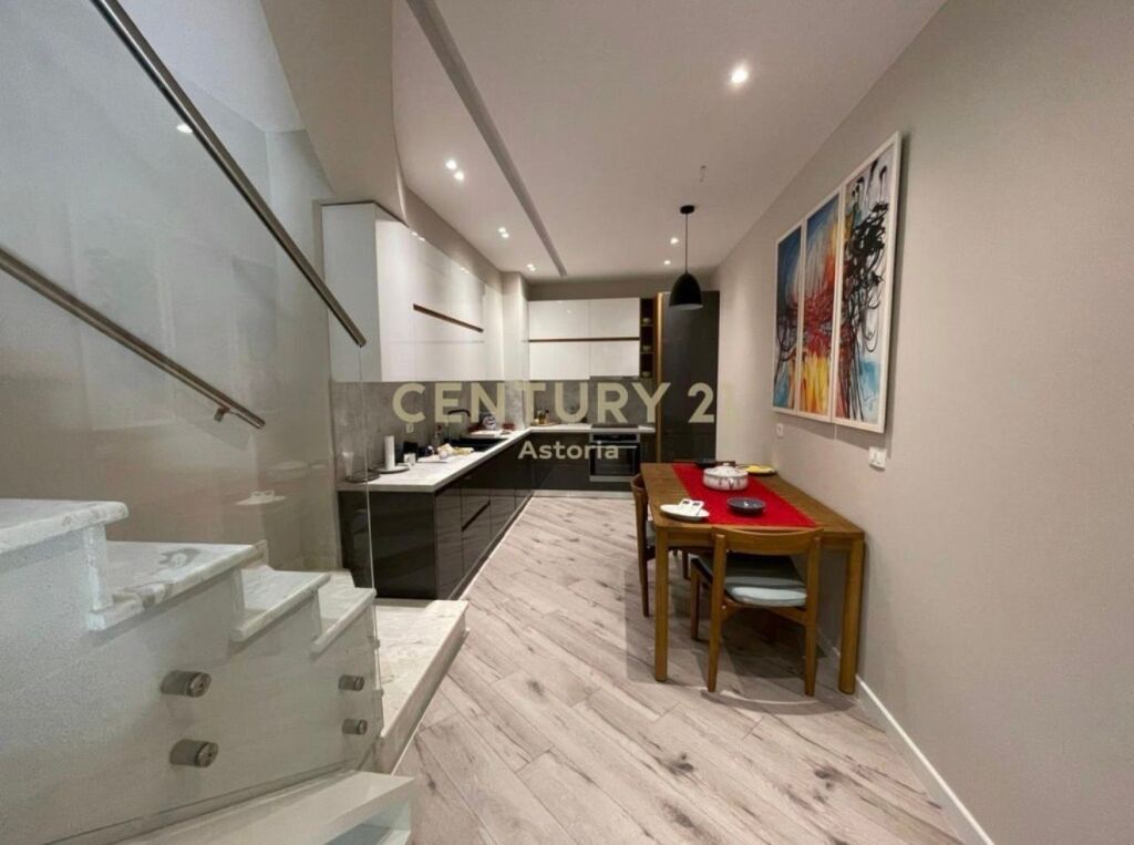 IN AFFITTO, TRIPLEX DI LUSSO 3+1+3 CON VERANDA, CON POSTO AUTO, RESIDENZA “KODRA E DIELLIT 2”
