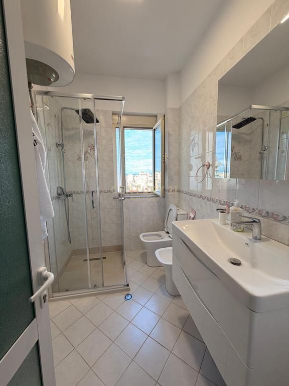 Apartament 3+1+2 Tualete + 2 Ballkone Me Qira në Qender te Durrësit - 1100€ | 150 m²
