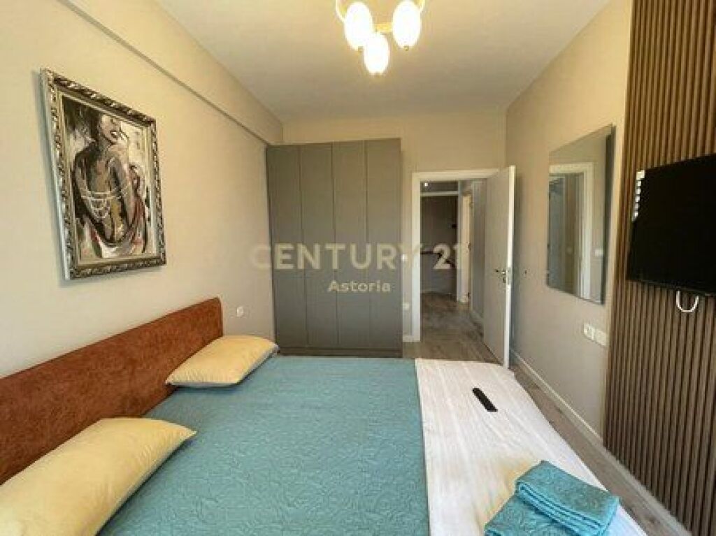   IN AFFITTO, TRIPLEX DI LUSSO 3+1+3 CON VERANDA, CON POSTO AUTO, RESIDENZA “KODRA E DIELLIT 2”
