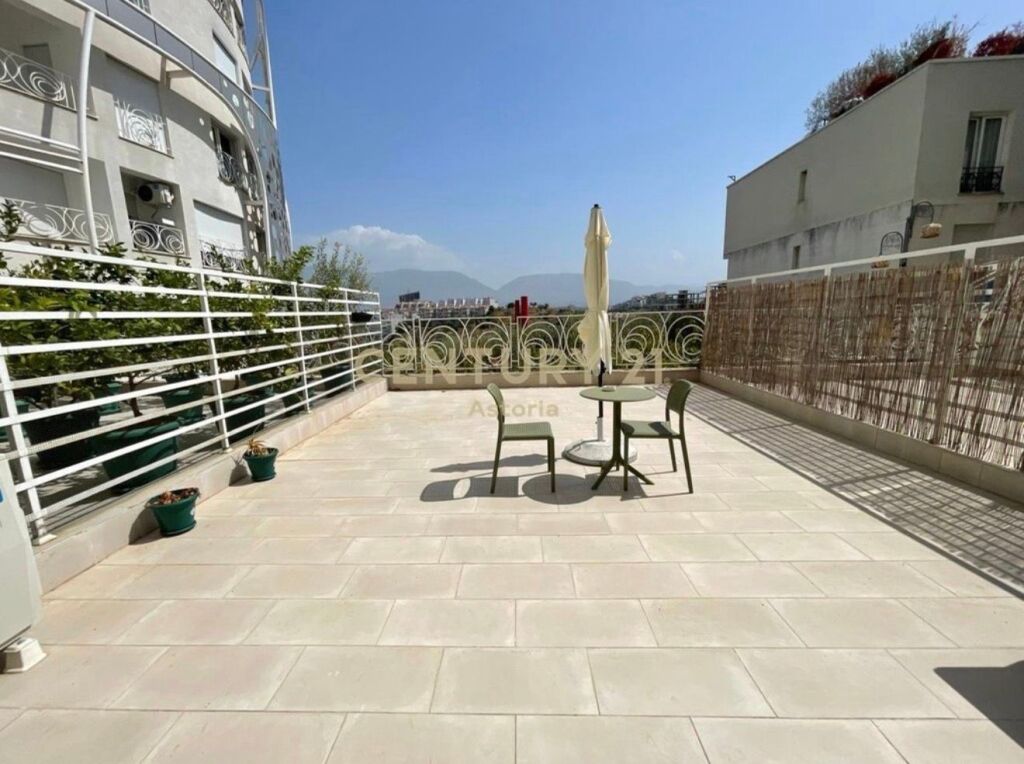 IN AFFITTO, TRIPLEX DI LUSSO 3+1+3 CON VERANDA, CON POSTO AUTO, RESIDENZA “KODRA E DIELLIT 2”
