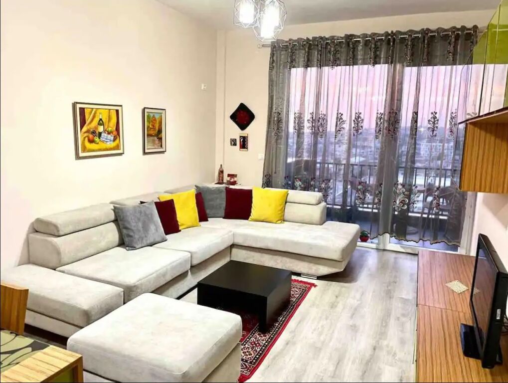   ME QIRA APARTAMENT 1+1 TEK RRUGA 5 MAJI 55.000 all