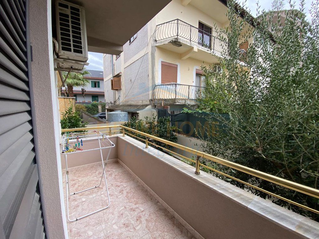 Affitto, appartamento 3+1 + posto auto, Città degli Studenti, Tirana.