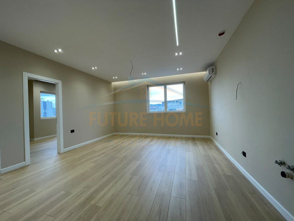 Shitet, Apartament 2+1, Mozaiku i Tiranës.