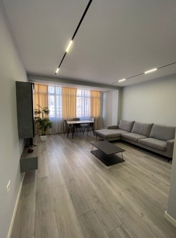 Shitet Apartament 2+1 – 21 Dhjetori, pranë Hotel Mondial