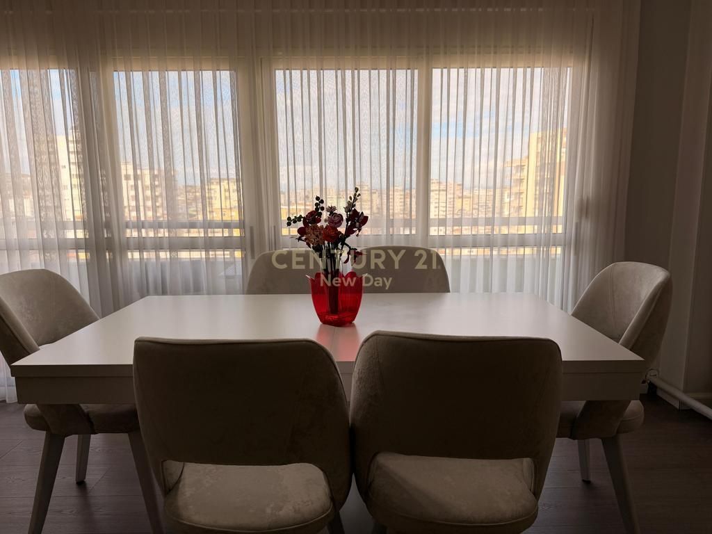 Apartament 3+1+2 Tualete + 2 Ballkone Me Qira në Qender te Durrësit - 1100€ | 150 m²