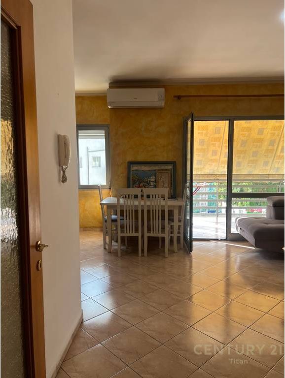 Apartament 3+1+2 tualete me qira te Zogu i Zi.