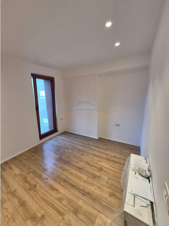 Qera, Apartament 2+1+2 për Zyra + Post Parkim, Rruga e Kavajës