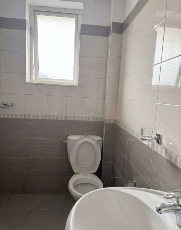 Shitet Apartament 3+1+2 Komuna Parisit 163 m2