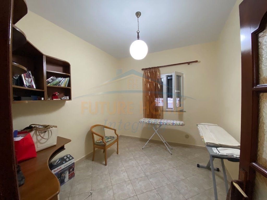 Affitto, appartamento 3+1 + posto auto, Città degli Studenti, Tirana.