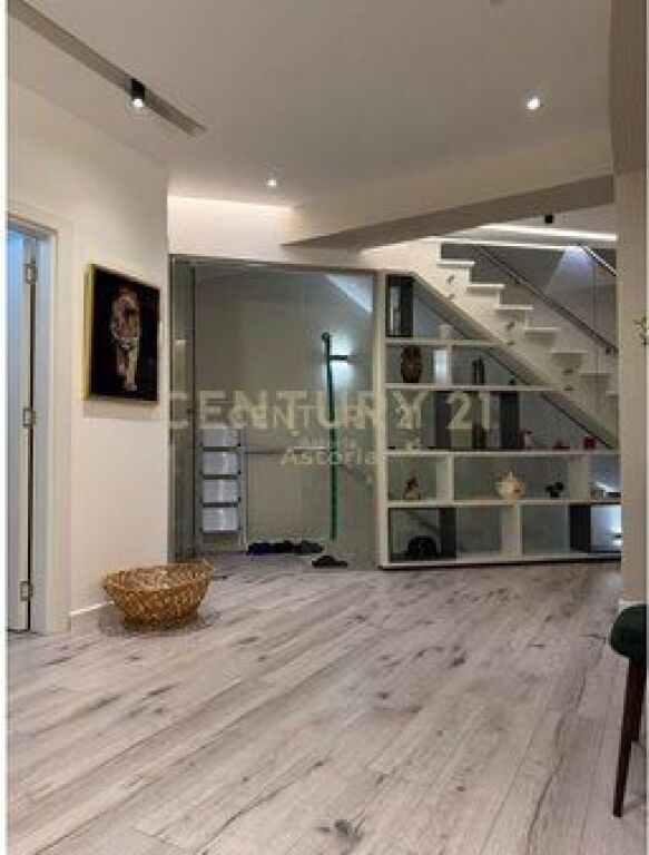   IN AFFITTO, TRIPLEX DI LUSSO 3+1+3 CON VERANDA, CON POSTO AUTO, RESIDENZA “KODRA E DIELLIT 2”