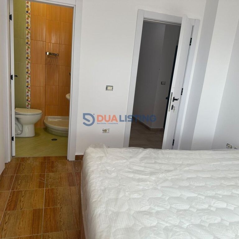 Jepet me qera apartament 3+1+2+Verande me qira tek Materniteti i Ri , Brryli .