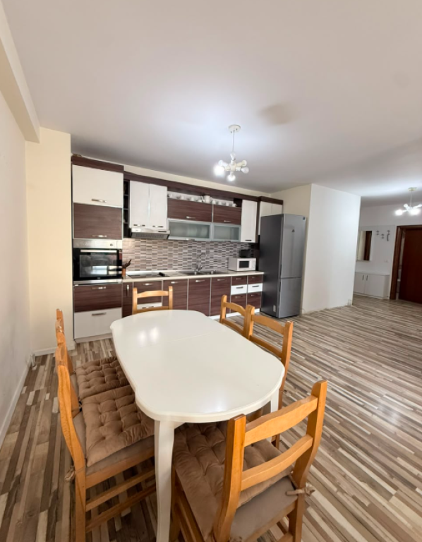 Apartament 2+1+2 per shitje tek komuna e parisit