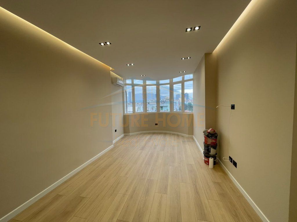 Shitet, Apartament 1+1, Mozaiku i Tiranës.