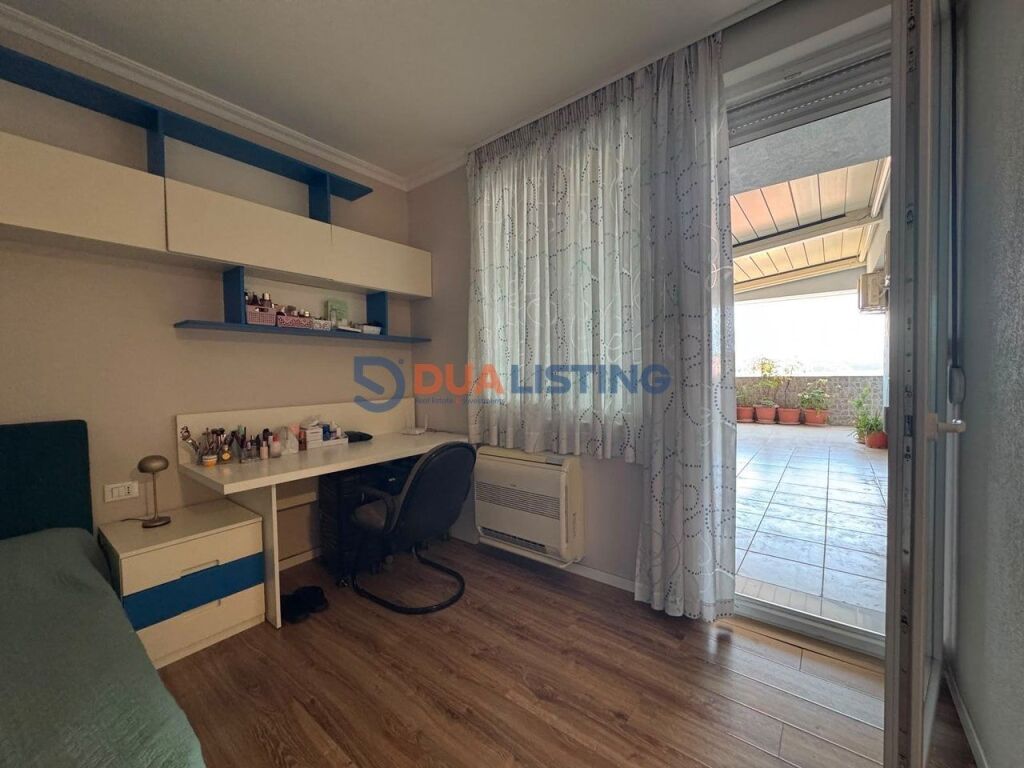 Appartamento 3+1+2+Verande in vendita presso Kompleksi Kika 1, Komuna e parisit .