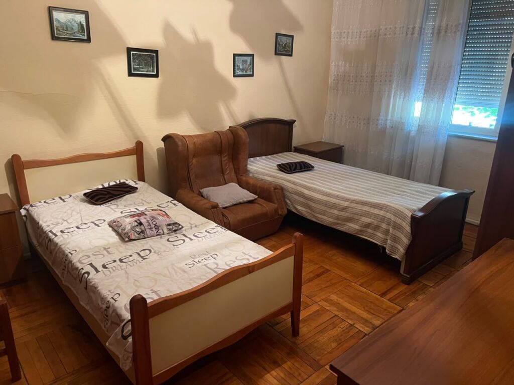21 dicembre, si affitta appartamento 2+1 completamente arredato.