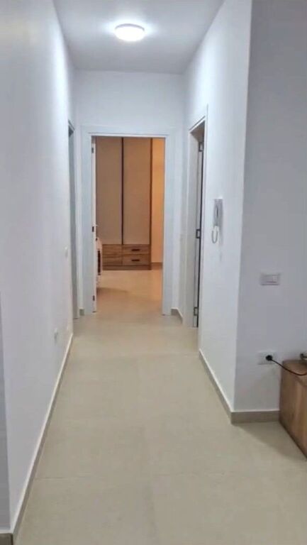 Appartamento arredato 2+1+2 in affitto in via Elbasan, 85.000 lek