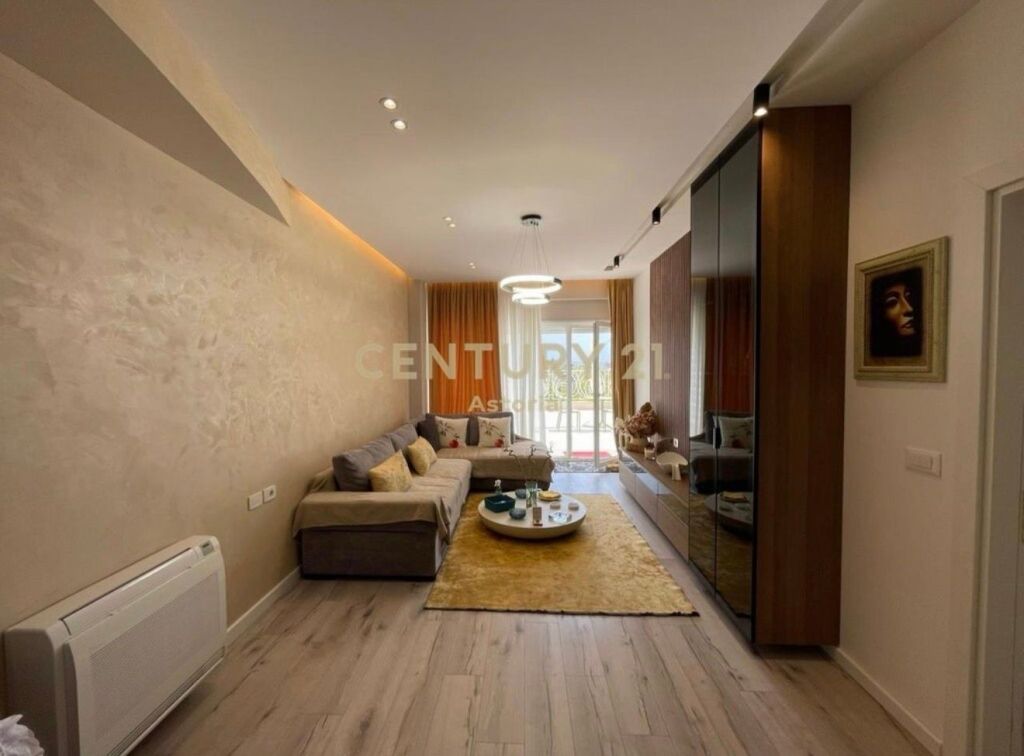 IN AFFITTO, TRIPLEX DI LUSSO 3+1+3 CON VERANDA, CON POSTO AUTO, RESIDENZA “KODRA E DIELLIT 2”