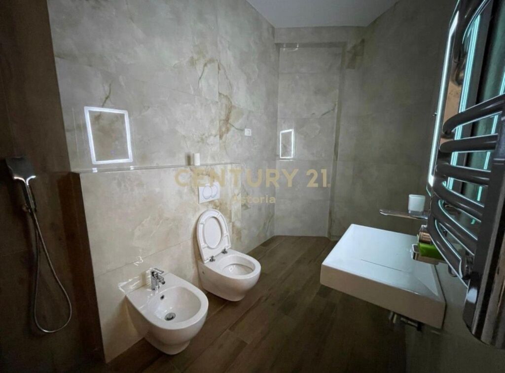 IN AFFITTO, TRIPLEX DI LUSSO 3+1+3 CON VERANDA, CON POSTO AUTO, RESIDENZA “KODRA E DIELLIT 2”