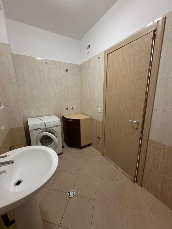 Jepet me qira apartament me tipologji 2+1, i pozicionuar përballë Muzeut të Shkencave, në zonën e Ish-Tregut Elektrik, Tiranë. Apartamenti ndodhet në katin e tretë të një pallati të ri me ashensor dhe ka një sipërfaqe prej 100 m². Prona organizohet në dy dhoma gjumi, ambient ndenjeje dhe kuzhine, dy banjo dhe dy ballkone, duke ofruar hapësirë dhe funksionalitet për një jetesë komode. Apartamenti ofrohet me qira i kompletuar ose pjesërisht i kompletuar, sipas preferencave tuaja. Vendndodhja përbën një avantazh, falë aksesit në rrugët kryesore dhe afërsisë me shërbimet e nevojshme për jetën e përditshme. Është një zgjedhje e përshtatshme për familje ose çifte që kërkojnë një apartament të bollshëm në Tiranë. Çmimi i qirasë: • I kompletuar: 60.000 lekë/muaj • Pjesërisht i kompletuar: 55.000 lekë/muaj Për më shumë informacion dhe për të organizuar një vizitë në pronë, na kontaktoni!