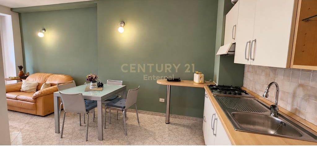 Qender - Jepet Me Qera 1+1 Premium Prane Toptanit  Jepet Me Qera Apartament 1+1 Ne Qender Prane Toptanit Apartmenti organizohet ne nje sallon te bollshem, nje hapesire gatimi, nje dhome gjumi te bollshme dhe nje ballkon me pamje te lire nga Toptani Kati 9 (jo i fundit) Location premium