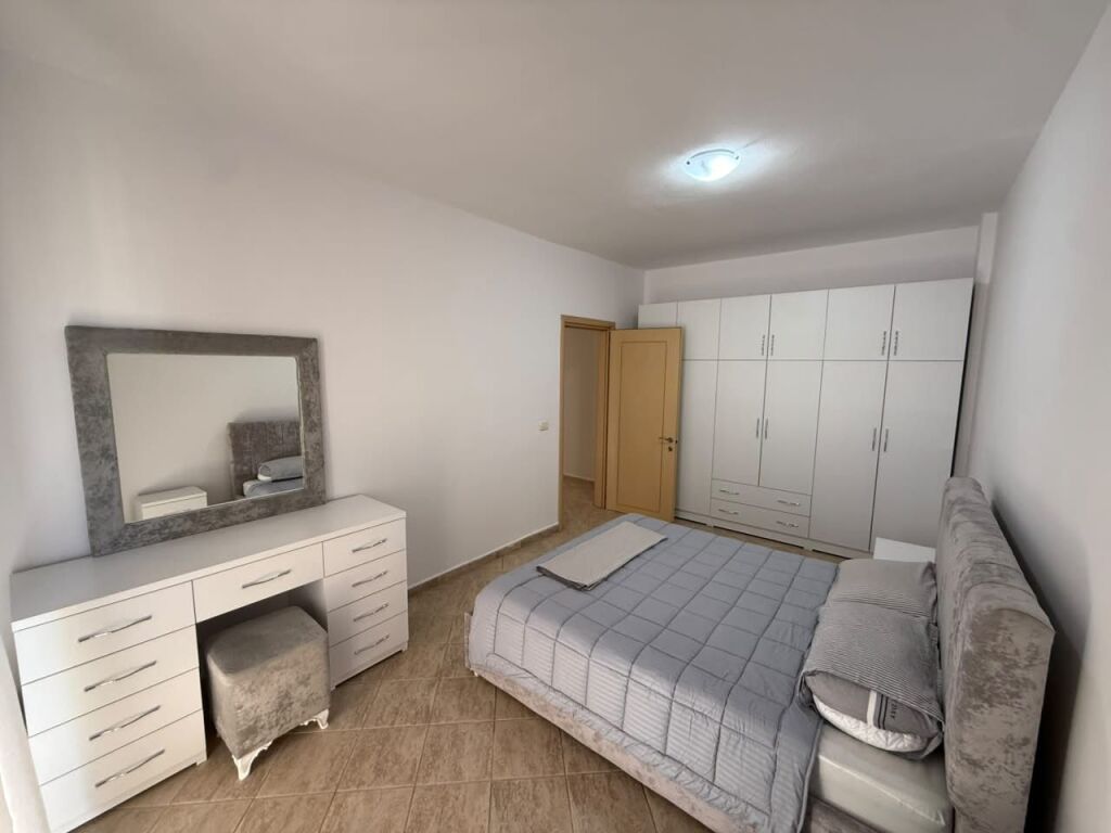 📣 AFFITTO Appartamento 2+1 📍 Vicino a 21-Dhjetori, Dietro Square 21 ✨  🏢 Edificio Con Ascensore 🪜 7° Piano 🛋️ Arredato  💶 Prezzo 65.000 Lek/Mese