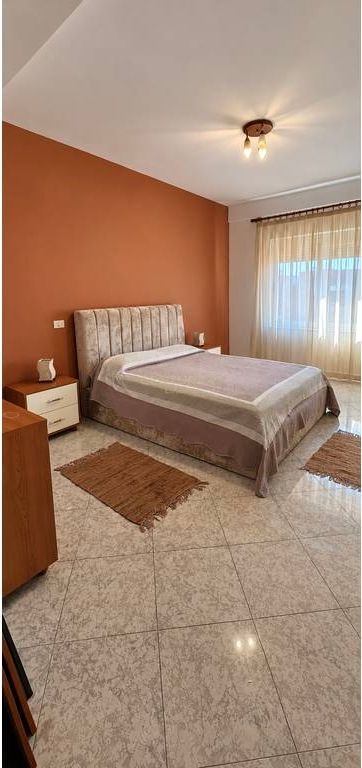 Qender - Jepet Me Qera 1+1 Premium Prane Toptanit  Jepet Me Qera Apartament 1+1 Ne Qender Prane Toptanit Apartmenti organizohet ne nje sallon te bollshem, nje hapesire gatimi, nje dhome gjumi te bollshme dhe nje ballkon me pamje te lire nga Toptani Kati 9 (jo i fundit) Location premium