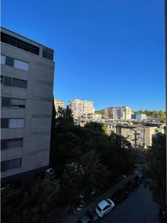 Affitto, Appartamento 1+1 + Posto Auto, Blloku, Tirana.