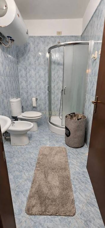 Qender - Jepet Me Qera 1+1 Premium Prane Toptanit  Jepet Me Qera Apartament 1+1 Ne Qender Prane Toptanit Apartmenti organizohet ne nje sallon te bollshem, nje hapesire gatimi, nje dhome gjumi te bollshme dhe nje ballkon me pamje te lire nga Toptani Kati 9 (jo i fundit) Location premium