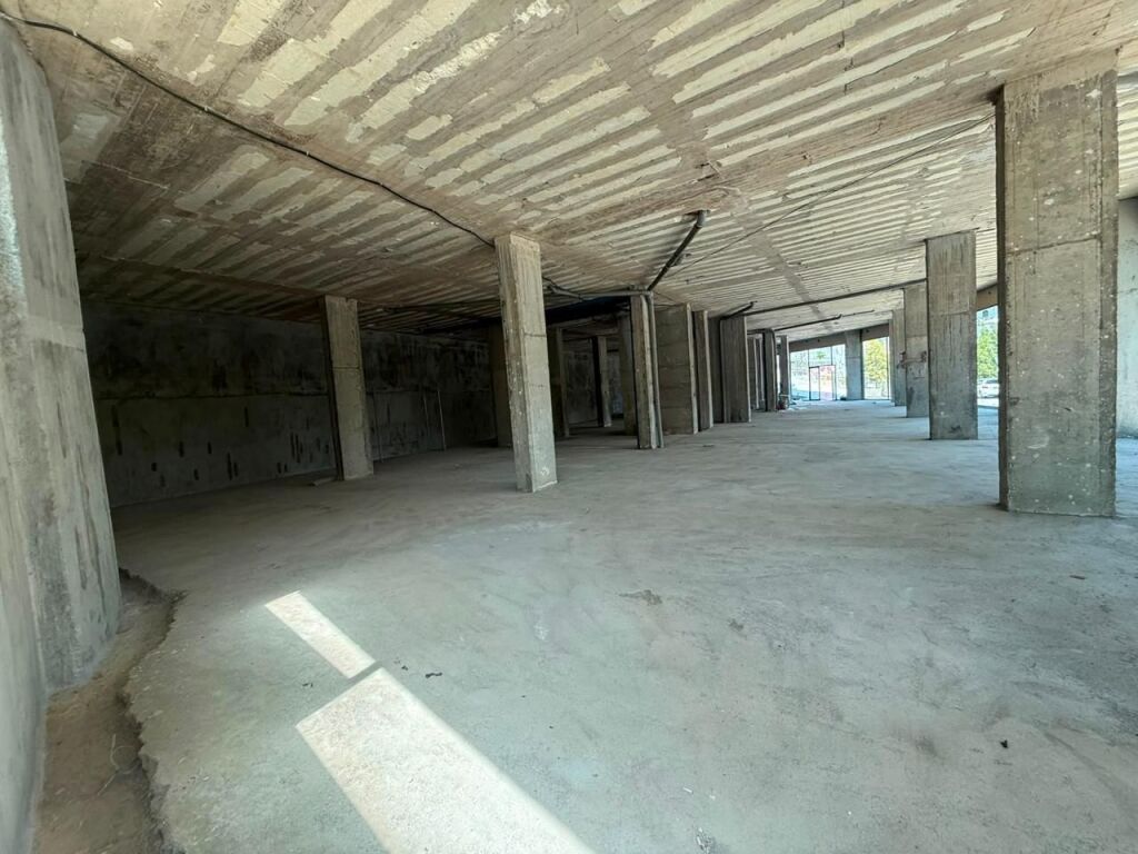Business premises for rent at the Artificial Lake .  