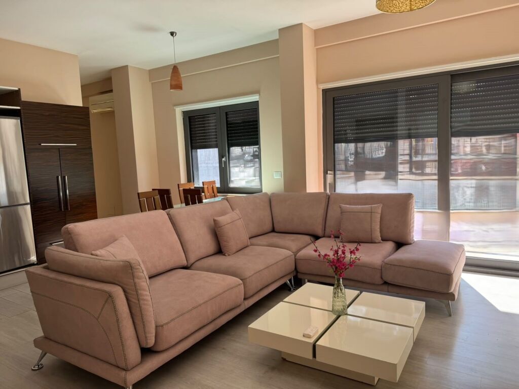 Jepet apartament 1+1 me qera ne zonen e Zogut te Zi prane Ring Center, Tirane. ID 5819