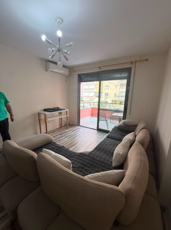 Apartament 2+1+2 per shitje tek komuna e parisit