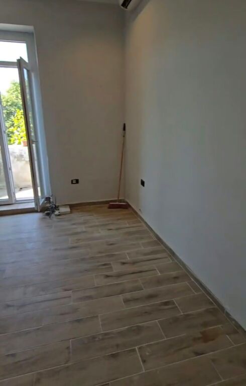 Shitet apartament 1+1 tek Pallatet Agimi , ish Blloku , Piramida , Rruga Myslym Shyri .