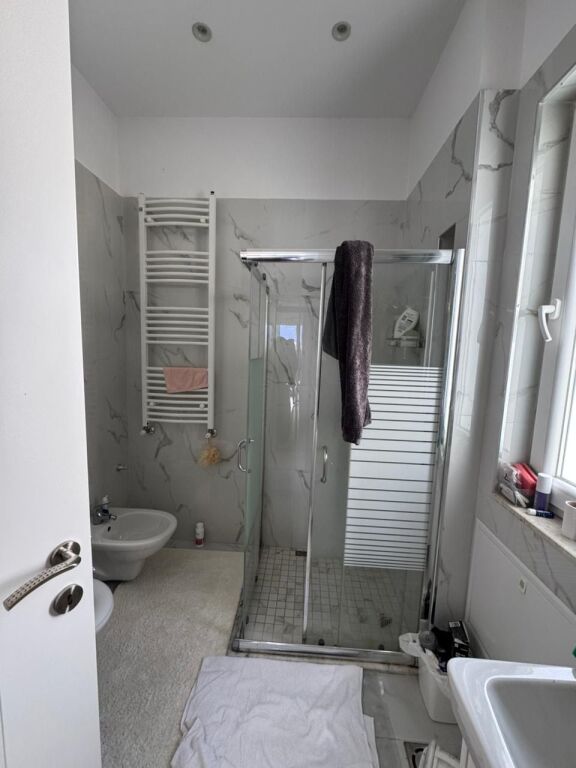 🏡 QERA, APARTAMENT 1+1+Verande +Parking  📍 Liqeni i Thatë