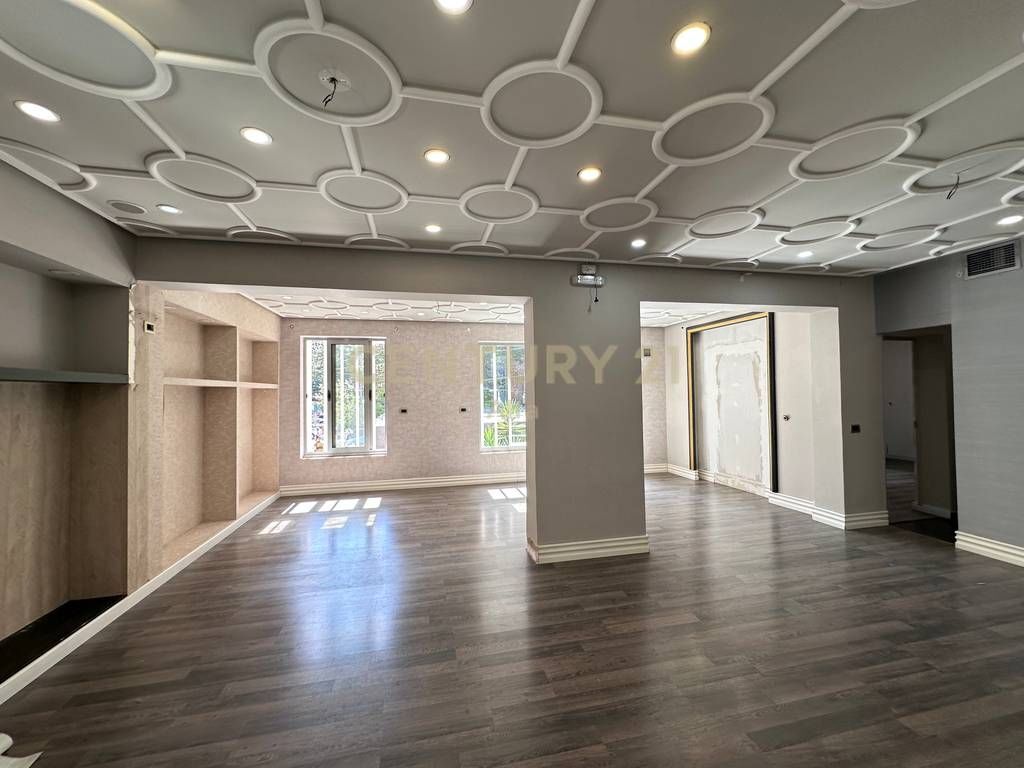 AMBIENT KOMERCIAL PREMIUM PËR QIRA NË BLLOK | 103 m² | KATI 1 | FASADË NË RRUGË KRYESORE