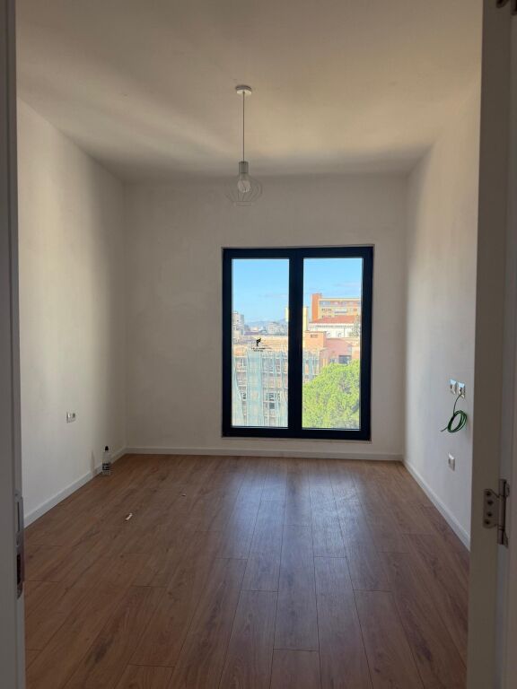 ZYRE ME QERA 100 M2 RRUGA E BARRIKADAVE 90.000 LEKE FH-98828